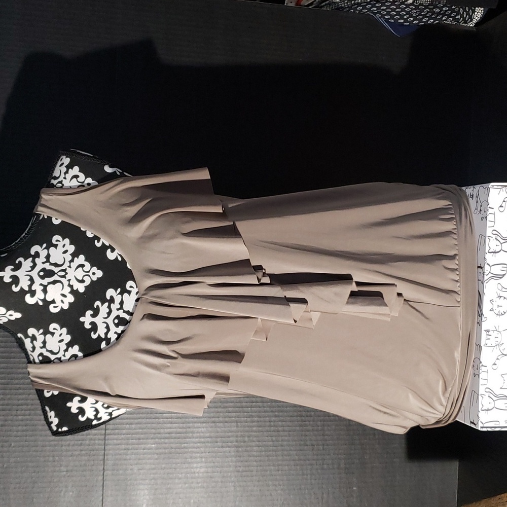 Kismet sleeveless top. Taupe. Size M.